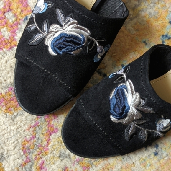 Liz Claiborne Shayla Floral Embroidered Peep Toe Slip On Block Heel Mules Black - Picture 3 of 16